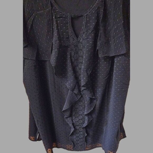 ISAACMIZRAHI LIVE! Plus, Size Black Flutter Clip Dot Ruffle Short Sleeve Top - Picture 6 of 13